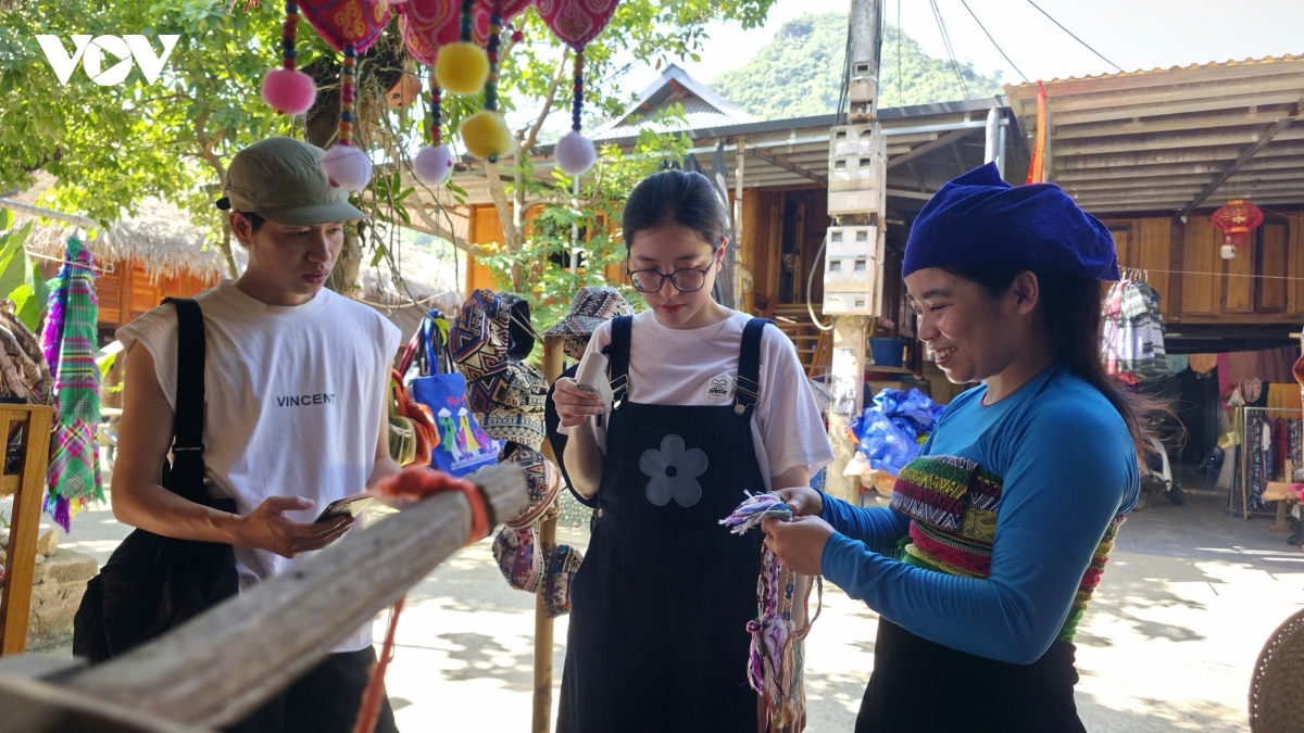 Những sản phẩm mộc mạc mang đậm hơi thở núi rừng không chỉ là quà lưu niệm mà còn chứa đựng nét văn hóa đặc sắc của người Thái, khiến du khách lưu luyến khi rời Pù Luông.