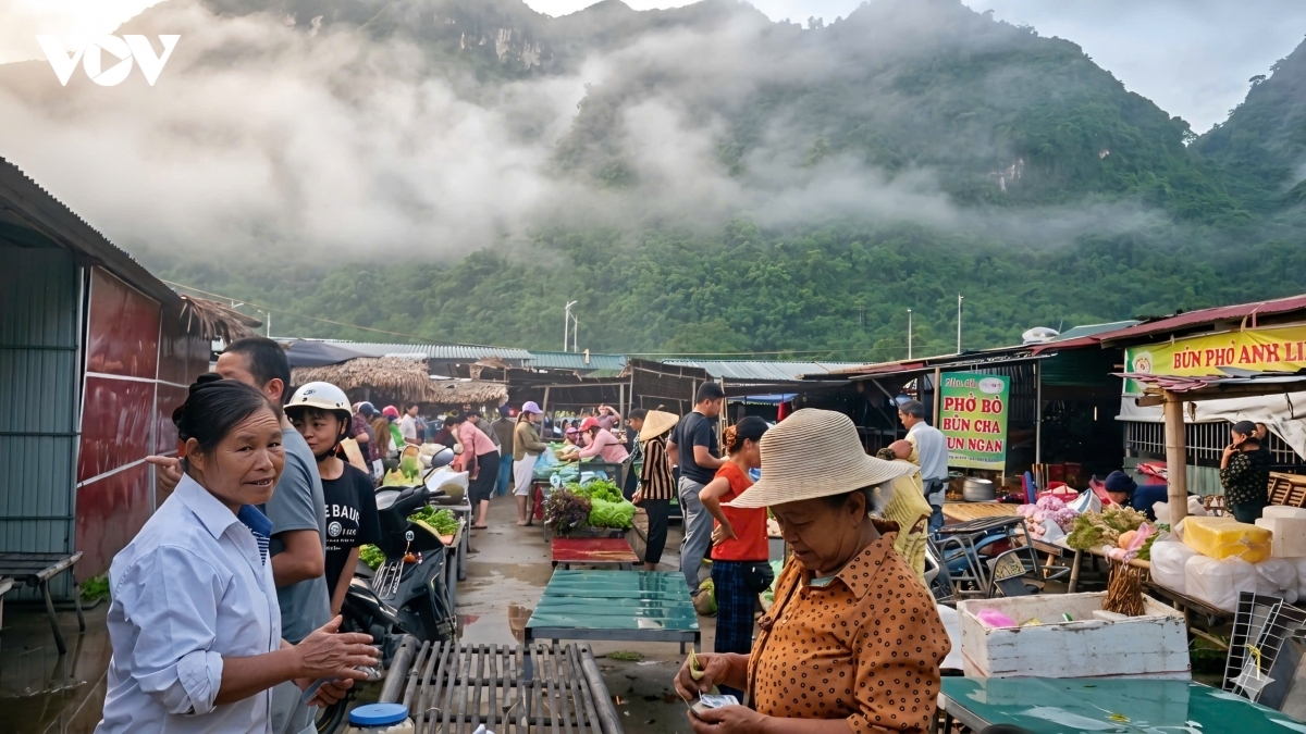 Ngoài trải nghiệm ruộng bậc thang và nghề dệt truyền thống, các phiên chợ vùng cao ở Pù Luông cũng trở thành điểm đến hấp dẫn với nhiều du khách trong và ngoài nước.