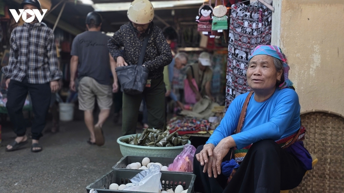 Tại chợ phố Đoàn, từ sáng sớm, người dân các bản làng mang theo rau rừng, măng, mật ong, gà đồi, vải thổ cẩm… đến buôn bán.