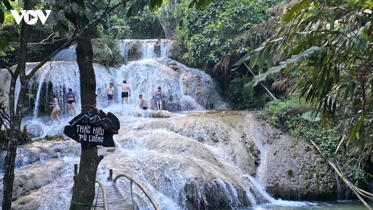 Nhiều du khách khi đến Pù Luông thích thú hòa mình vào dòng nước mát lạnh ở Thác Hiêu. Con thác nằm giữa núi rừng nguyên sơ, nước chảy róc rách qua từng tầng đá phủ rêu xanh tạo nên khung cảnh vừa hùng vĩ vừa yên bình.