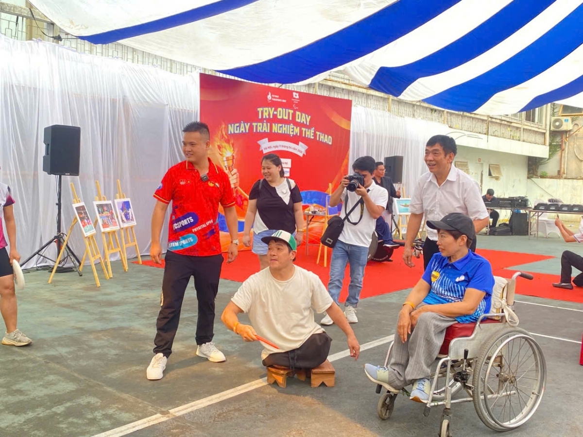 Mr Le Van Thang (in the red shirt) instructs the players. (Photo: Provided by the interviewee)