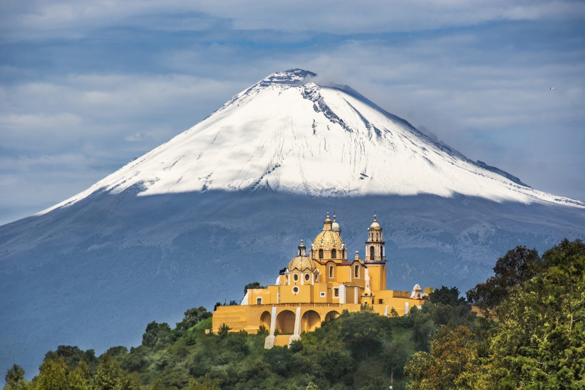 El Santuario de la Virgen de los Remedios es un templo católico ubicado en la cima de la Gran Pirámide de Cholula, en San Pedro Cholula, Puebla, México. Fuente: IMER