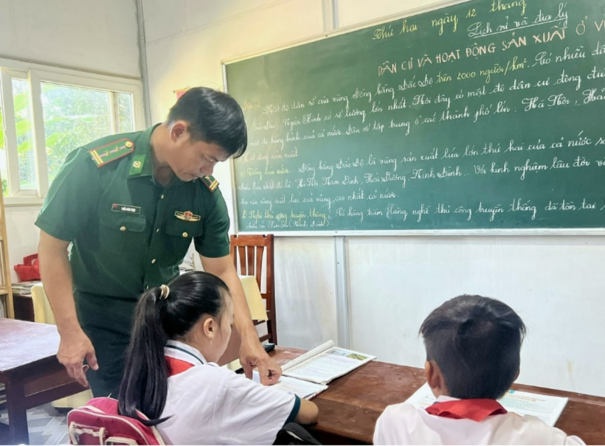 ພັນ​ຕີ ເຈິ່ນ​ບິ່ງ​ຟຸກ ສອນ​ຕົວ​ໜັງ​ສື​ໃຫ້​ແກ່​ພວກ​ເດັກ​ນ້ອຍ