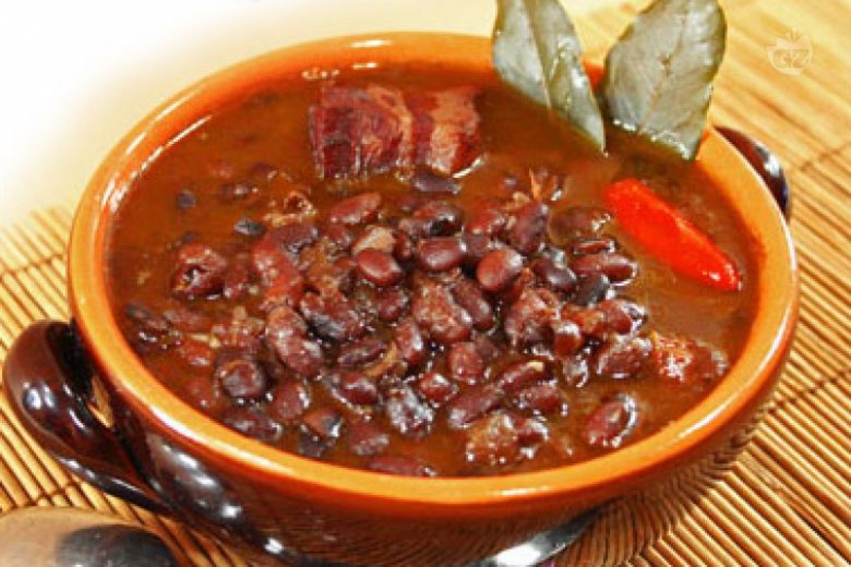 La sopa de frijoles negros mexicana es un plato tradicional, muy sabroso y sustancioso. 
