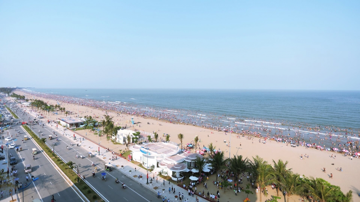 Sam Son Beach in Thanh Hoa province is a popular tourist destination in summer.