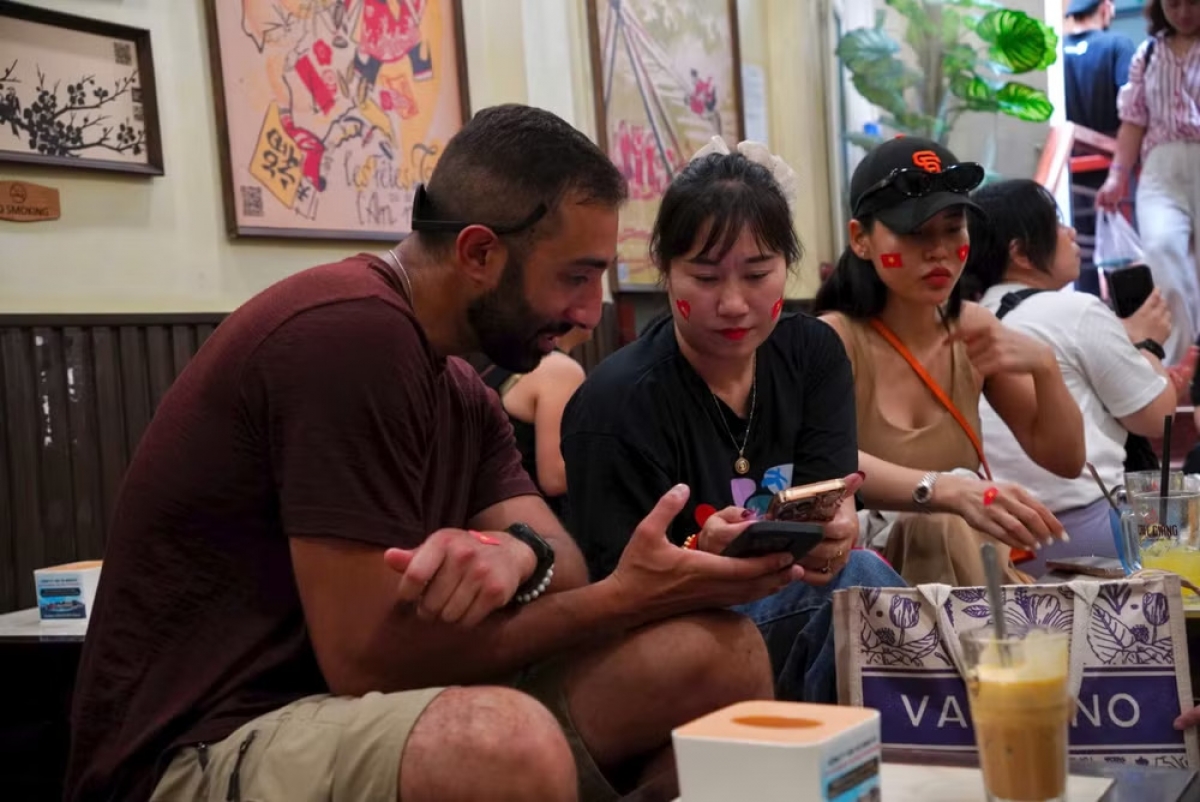ハノイの人気店「ザンカフェ」は、本場のエッグコーヒーが味わえるだけでなく、国内外の観光客が交流する憩いの場にもなっている（写真：Bảo Ngọc/Vietnam+）