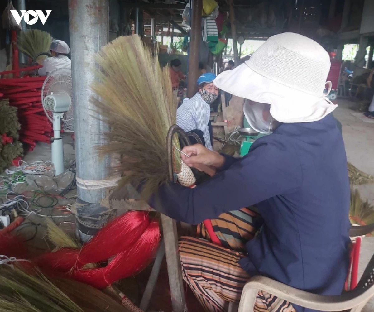 ほうきの製作には多くの工程が必要とされる（写真：Tuyết Lê/VOV-Miền Trung）
