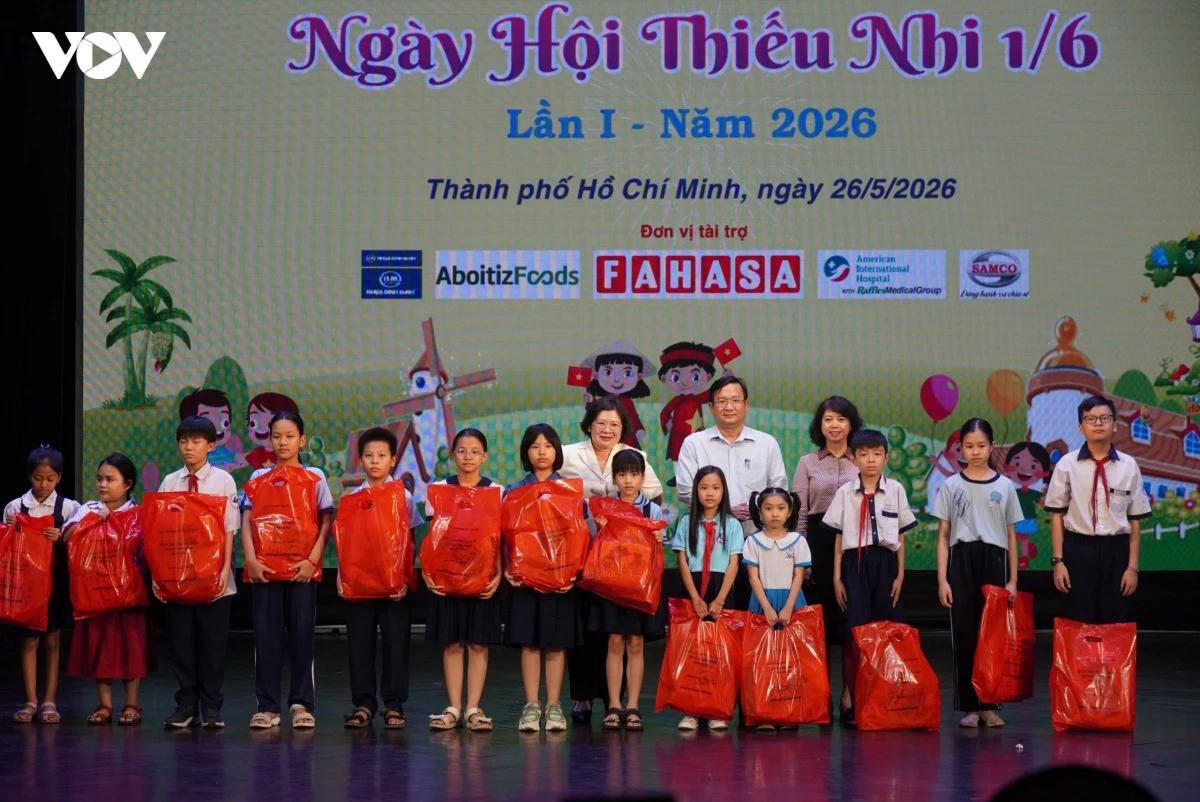 Tại TP Hồ Chí Minh, Sở Y tế thành TP.HCM phối hợp với Thành đoàn tổ chức chương trình "Ngày hội thiếu nhi 1/6" lần thứ 1 năm 2026, chăm lo cho hơn 1.700 thiếu nhi có hoàn cảnh khó khăn với tổng số quà trị giá hơn 1 tỷ đồng. Hoạt động được diễn ra từ ngày 26/5 đến hết ngày 01/6. Ảnh: