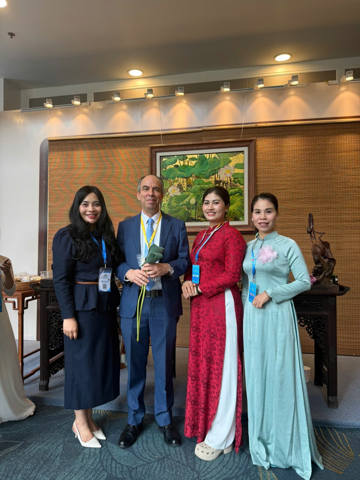 El embajador de Cuba en Vietnam, Rogelio Polanco Fuentes, junto con la maestra artesana del té de loto Nguyen Thi Trinh Nuong, de rojo, y otros delegados. Foto: VOV