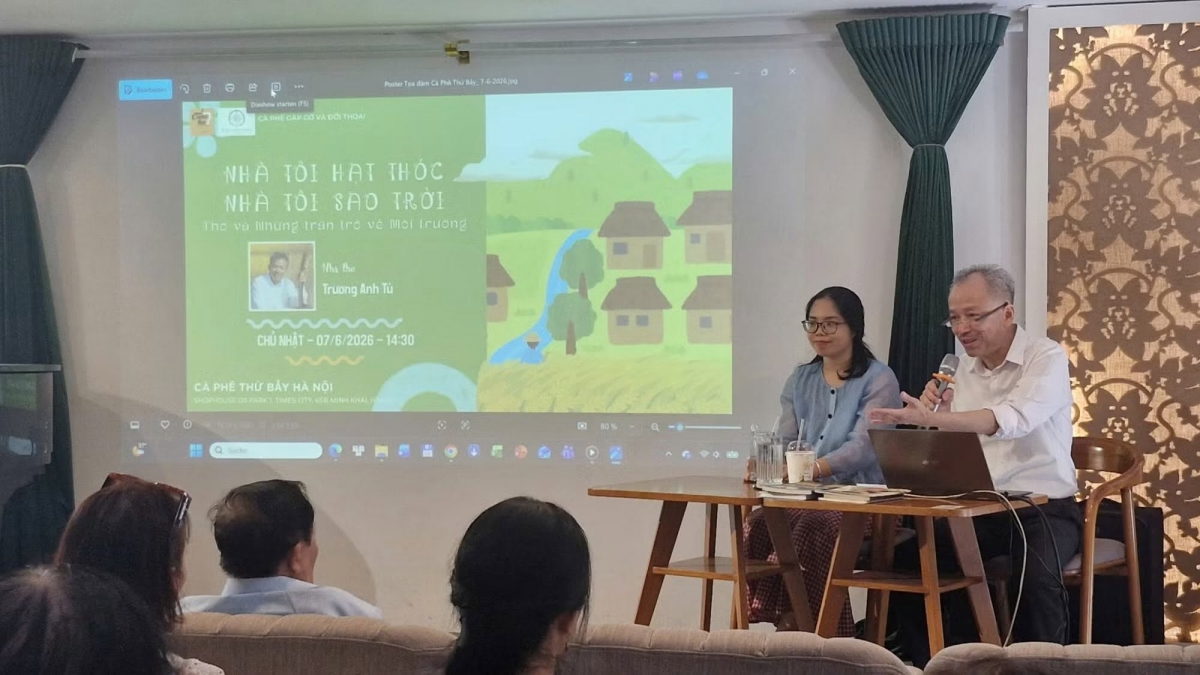 Nhà nghiên cứu Đặng Thị Thái Hà và nhà thơ Trương Anh Tú trong buổi giao lưu tại Cà phê thứ Bảy, Hà Nội. - Ảnh: FB Nghệ sĩ Diệu Thảo.