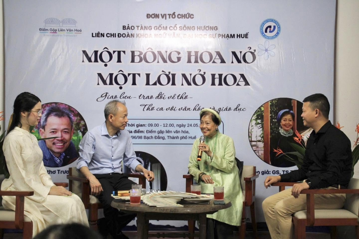 Nhà thơ Trương Anh Tú và Tiến sĩ Thái Kim Lan trong cuộc giao lưu tại Bảo tàng Gốm cổ sông Hương, Huế - Ảnh: Fp Khoa Văn Đại học Sư phạm Huế.