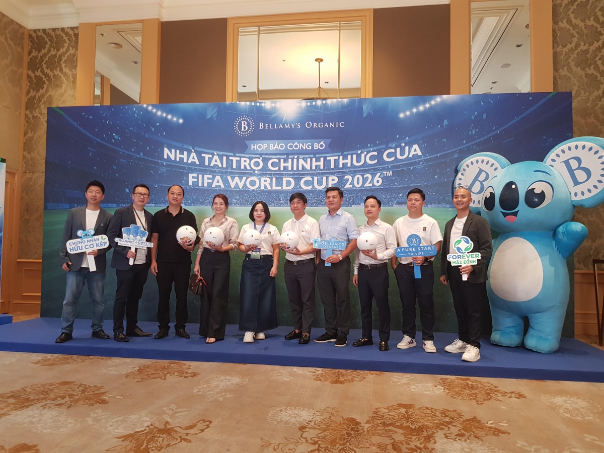 Các đại biểu chụp ảnh lưu niệm
