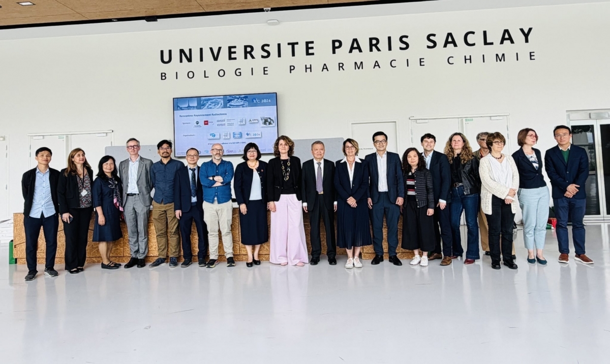 Les délégations des deux universités réunies après la signature de l'accord
