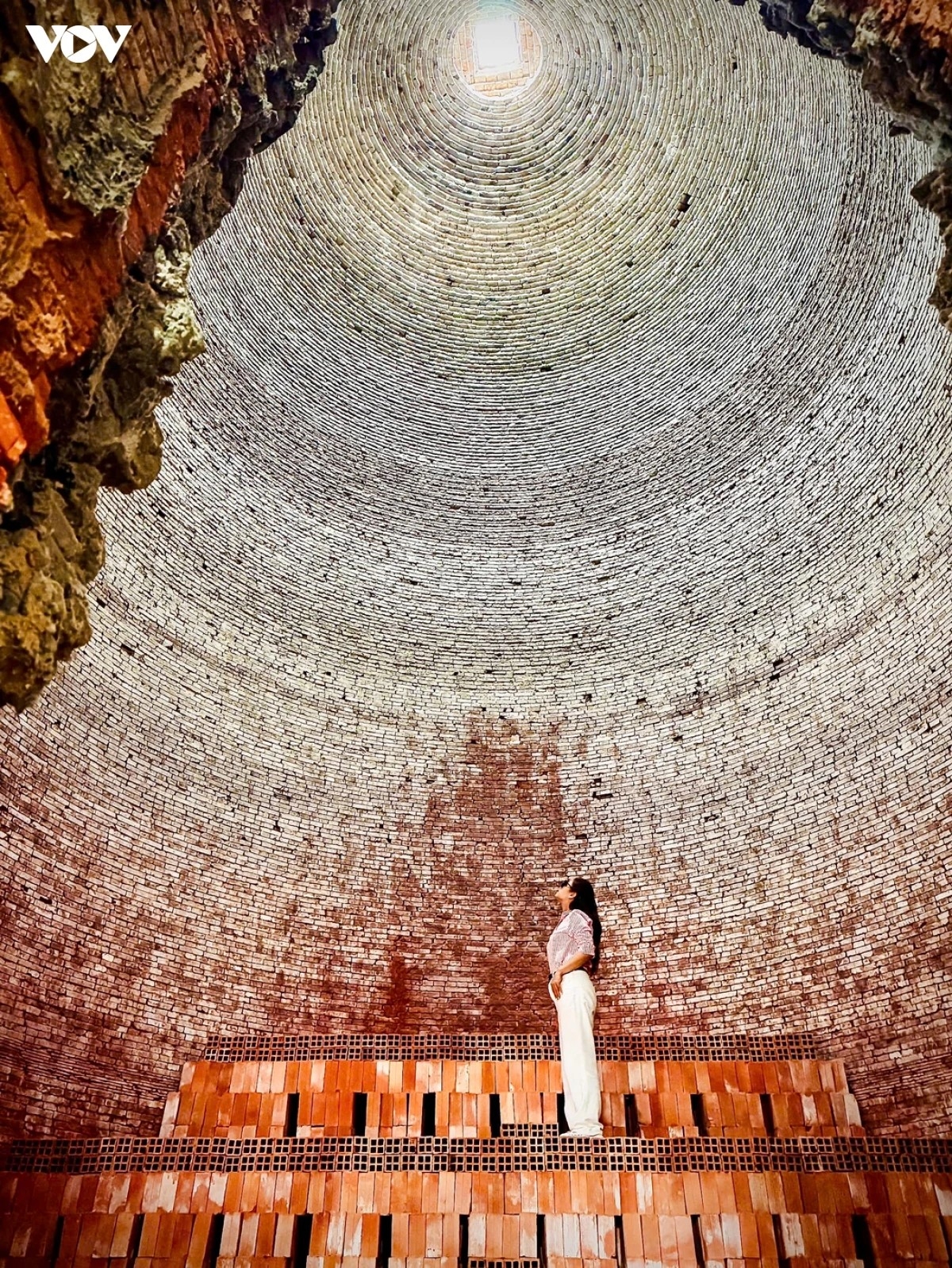 Với kiến trúc độc đáo, nhiều lò gạch tại Vĩnh Long đang thu hút đông đảo du khách, đặc biệt là giới trẻ đến tham quan, trải nghiệm.