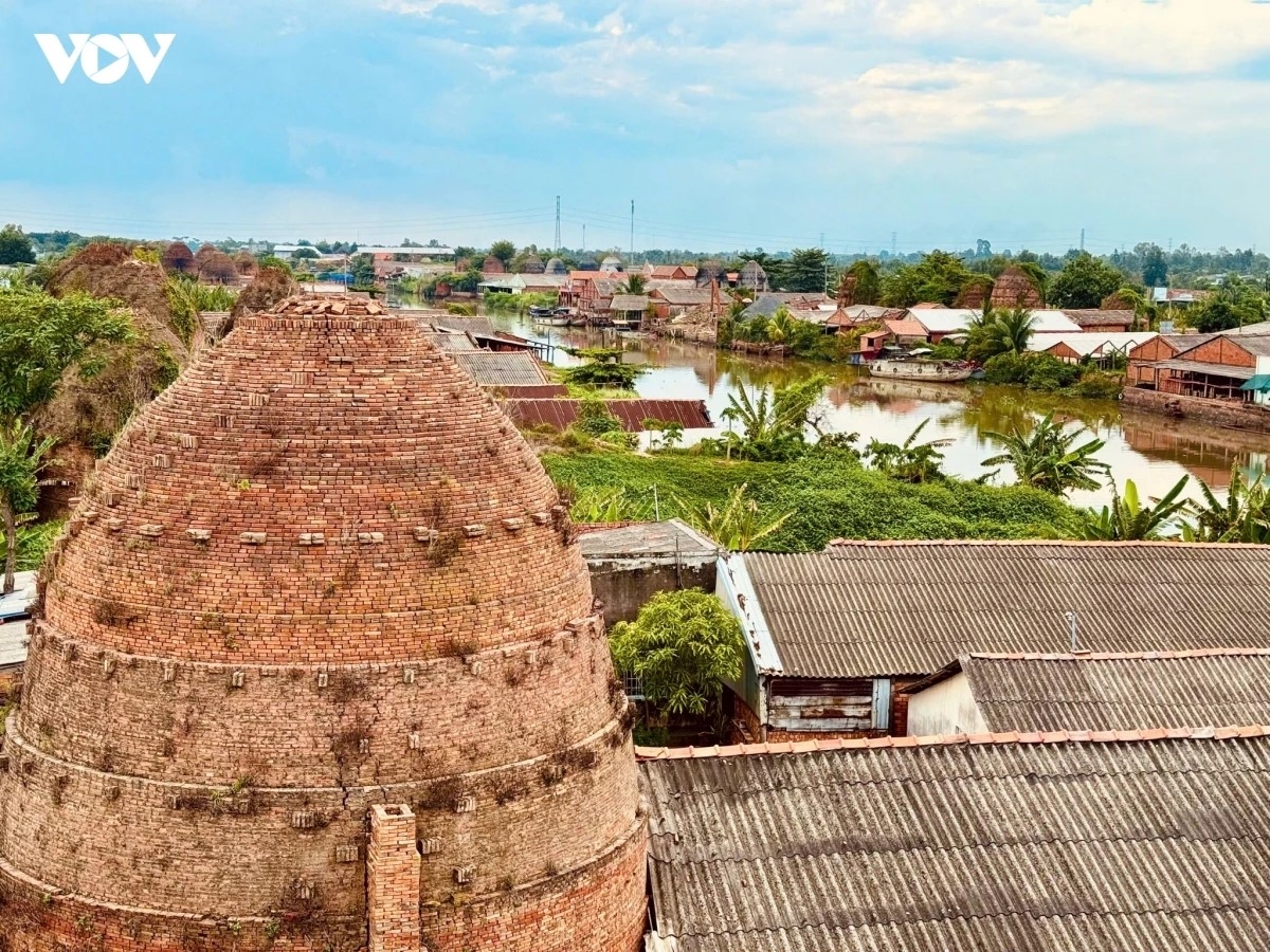 Để phát triển du lịch bền vững, chính quyền địa phương đã có hỗ trợ, khuyến khích người dân đóng vai trò chủ thể bảo tồn và sáng tạo, không phá dỡ lò cũ mà kiên trì gìn giữ, tạo sinh kế mới từ hoạt động du lịch dịch vụ.