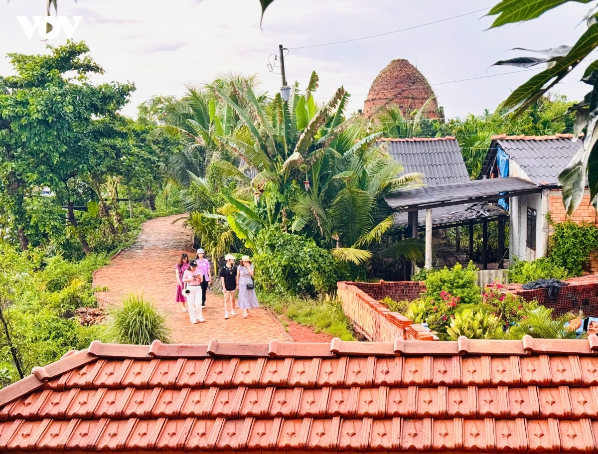 Hiện nay tại xã Nhơn Phú, một số hộ dân đã mạnh dạn tìm tòi, đầu tư các mô hình du lịch, đón khách đến tham quan.