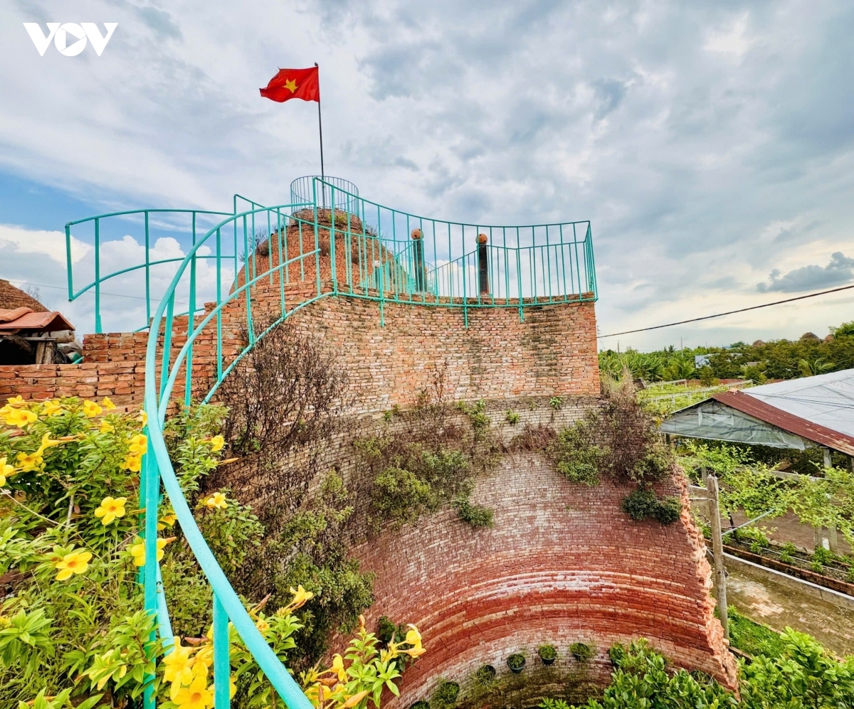 Lò gạch được thiết kế thêm hệ thống cầu thang với tay vịn dẫn lên nóc lò, cho phép du khách đứng từ trên cao ngắm nhìn toàn cảnh “vương quốc đỏ”.