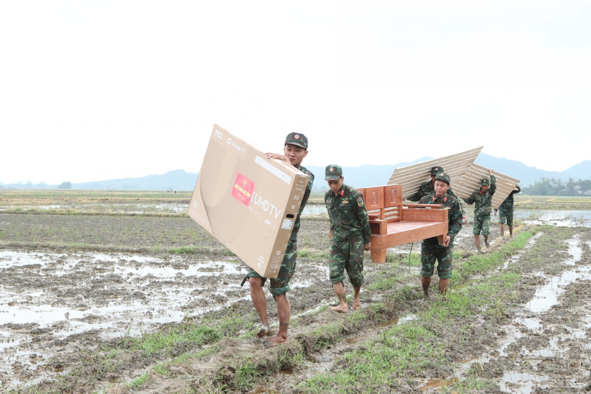 兵士たち、生活必需品を住民に贈呈（写真：Văn Phú）