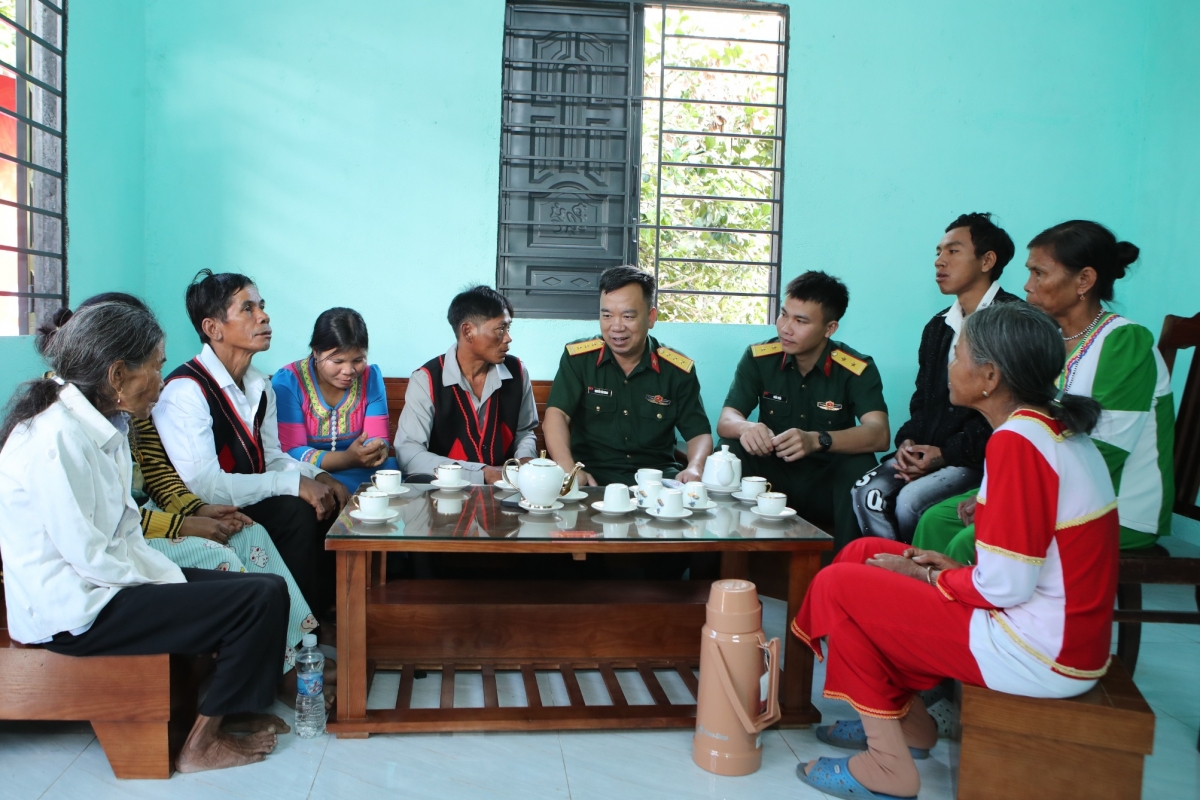 チャマレア・チュオンさん（左から5人目）、住民や幹部・兵士たちと新居で歓談（写真：Văn Phú）