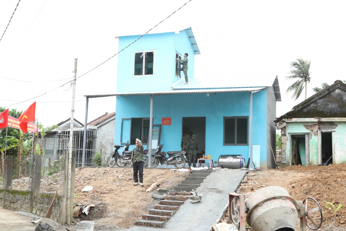 特殊部隊の兵士たち、ダクラク省ホア・ティン村の住民へ引き渡す住宅の最終仕上げ作業を実施（写真：Văn Phú）