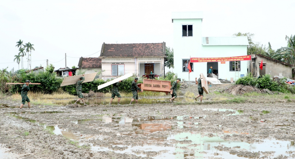 一部の住宅は田園地帯に位置しており、資材運搬は非常に困難だった（写真：Văn Phú）