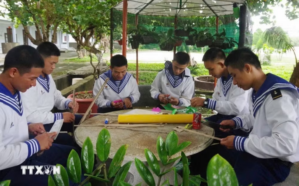 Các bộ, chiến sĩ tại đảo Sinh Tồn đã tự tay làm đồ chơi bằng vật liệu tái chế tặng cho các em thiếu nhi. Ảnh: TTXVN