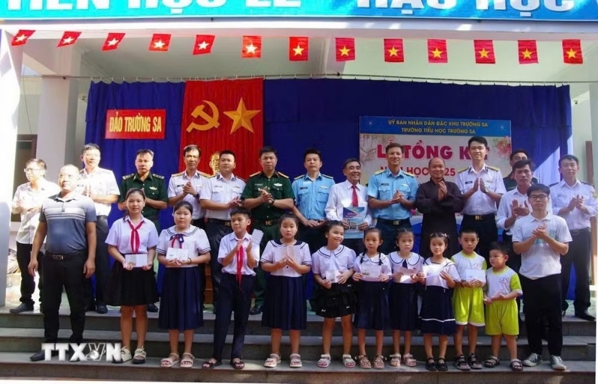 Đây là dịp để các cán bộ, chiến sĩ tuyên dương các em nhỏ có thành tích học tập tốt tại nơi đầu sóng ngọn gió. Ảnh: TTXVN<br>
 