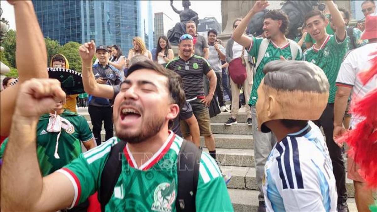 Los mexicanos celebran con júbilo la victoria del equipo nacional ante el de Sudáfrica. Foto: VNA