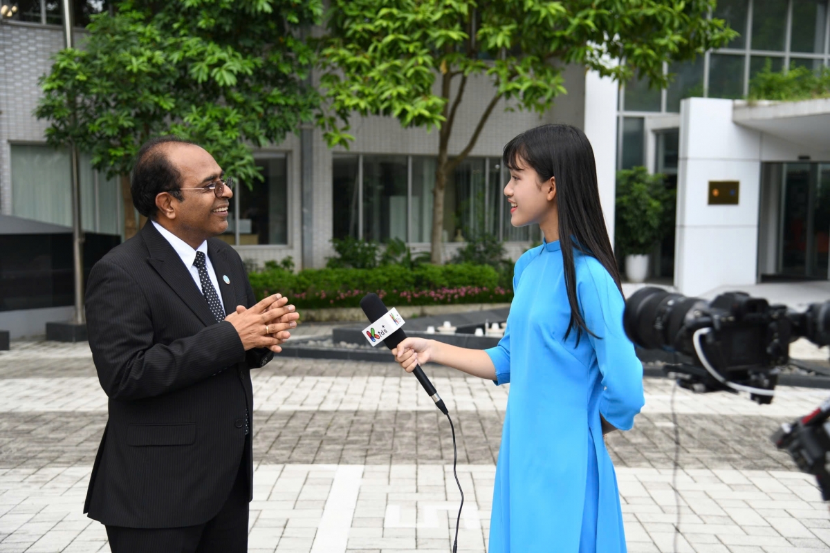 Ông Vinod Ahuja, Trưởng đại diện FAO tại Việt Nam trả lời phỏng vấn bạn Nguyễn Trà My.