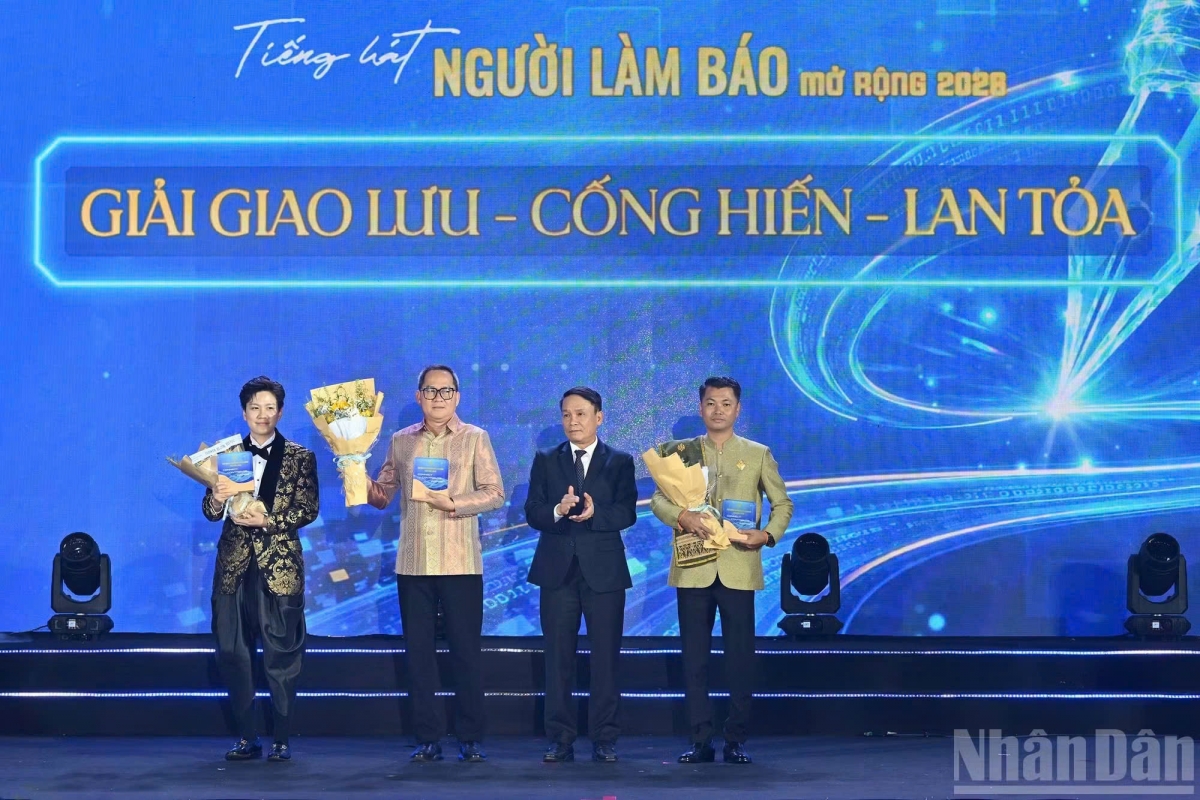 จ๊ะโอ๋ ณัฏฐ์อาภา ผ่องทิพาภรณ์ ได้รับรางวัลแห่งมิตรภาพในการประกวดร้องเพลงสื่อมวลชนขยายวง 2026 (Photo: Nhandan.vn)