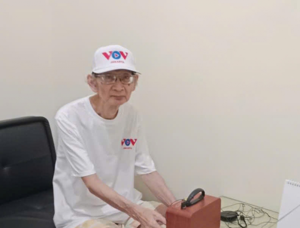 Pendengar Eddy Setiawan sedang mencari frekuensi siaran untuk mendengarkan Program Siaran Bahasa Indonesia VOV.
