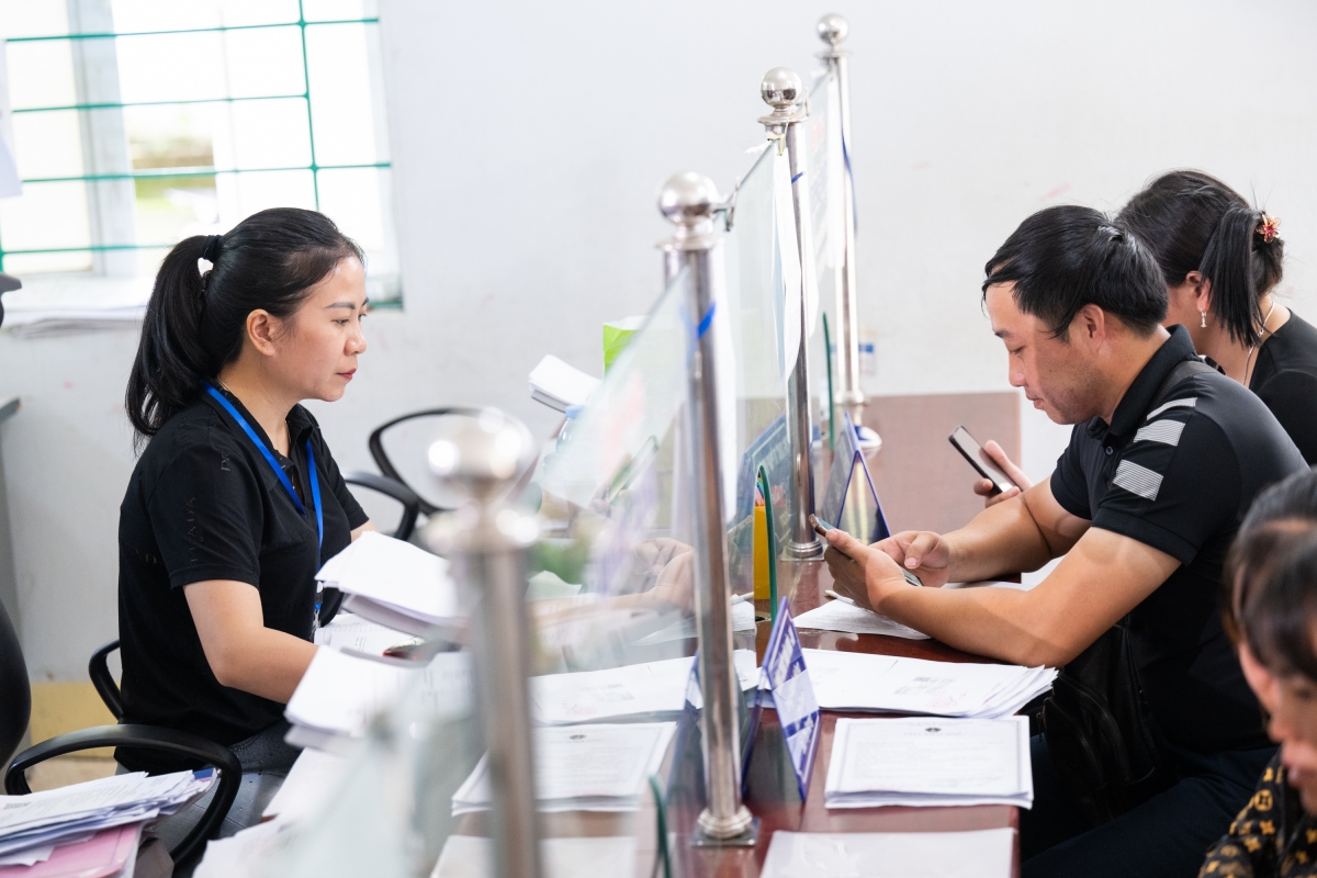 Người dân tiếp cận dịch vụ đăng ký hộ tịch tại địa phương. Ảnh: UNFPA Việt Nam.