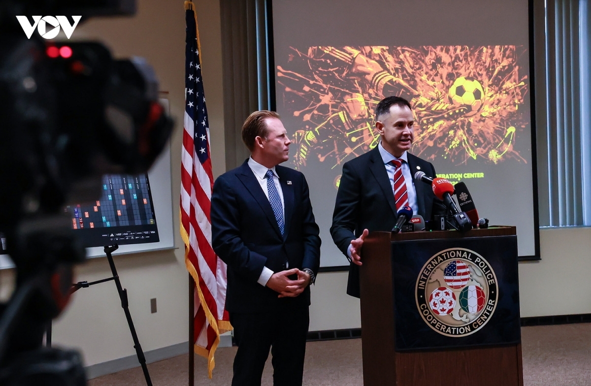 Agen FBI Doug Olson, yang bertanggung jawab atas Piala Dunia 2026, dan Direktur Satgas Gedung Putih untuk Piala Dunia 2026, Andrew Giuliani. Foto: VOV