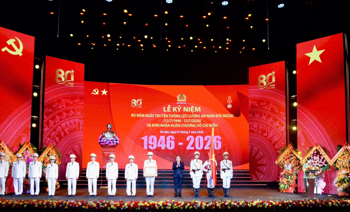 Chủ tịch Quốc hội Trần Thanh Mẫn trao Huân chương Hồ Chí Minh tặng lực lượng An ninh đối ngoại.