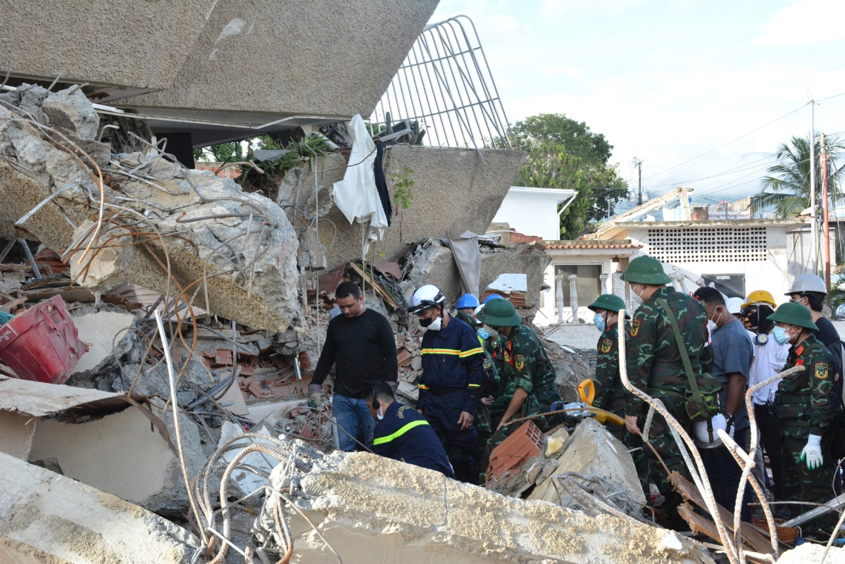 The Vietnamese rescue team finds for earthquake victims in Venezuela. (Photo: Ministry of National Defence)