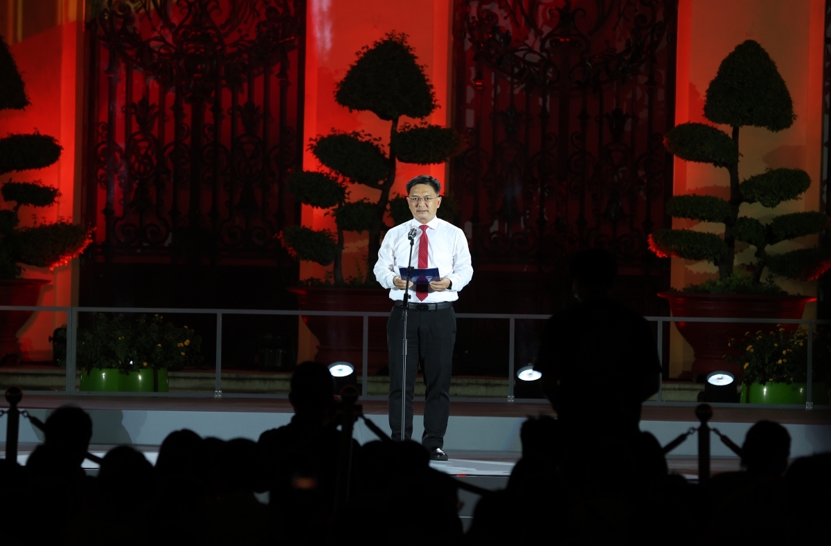 Nguyen Manh Cuong, vicepresidente del Comité Popular de Ciudad Ho Chi Minh, pronuncia el discurso inaugural.