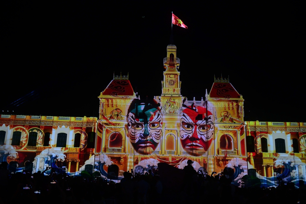 The facade of the Ho Chi Minh City People’s Committee headquarters appeared to put on a new look through the 3D mapping performances.