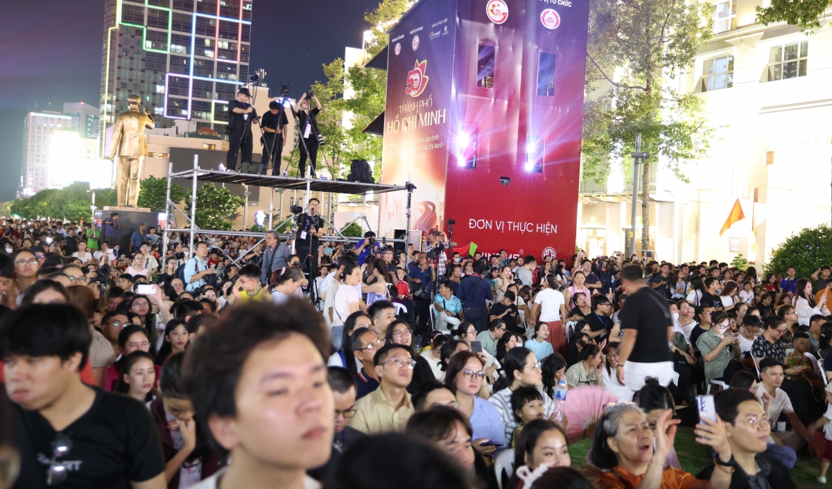 Thousands of residents and visitors enjoyed the dazzling visual spectacle created by the 3D mapping light show and live music performances.