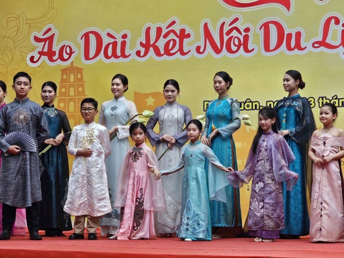 Die Ao-Dai-Modenschau eröffnet die Ao-Dai-Woche in Hue 2026. (Foto: huengaynay.vn)
