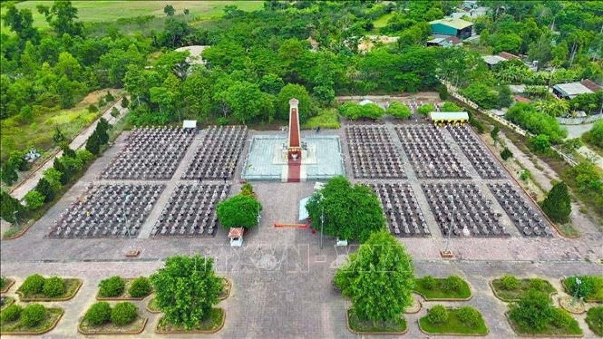 Huong Khe Martyrs' Cemetery in Ha Tinh province is the resting place of over 750 martyrs, including 84 graves whose information is yet to be identified. (Illustrative photo: Huu Quyet/VNA)