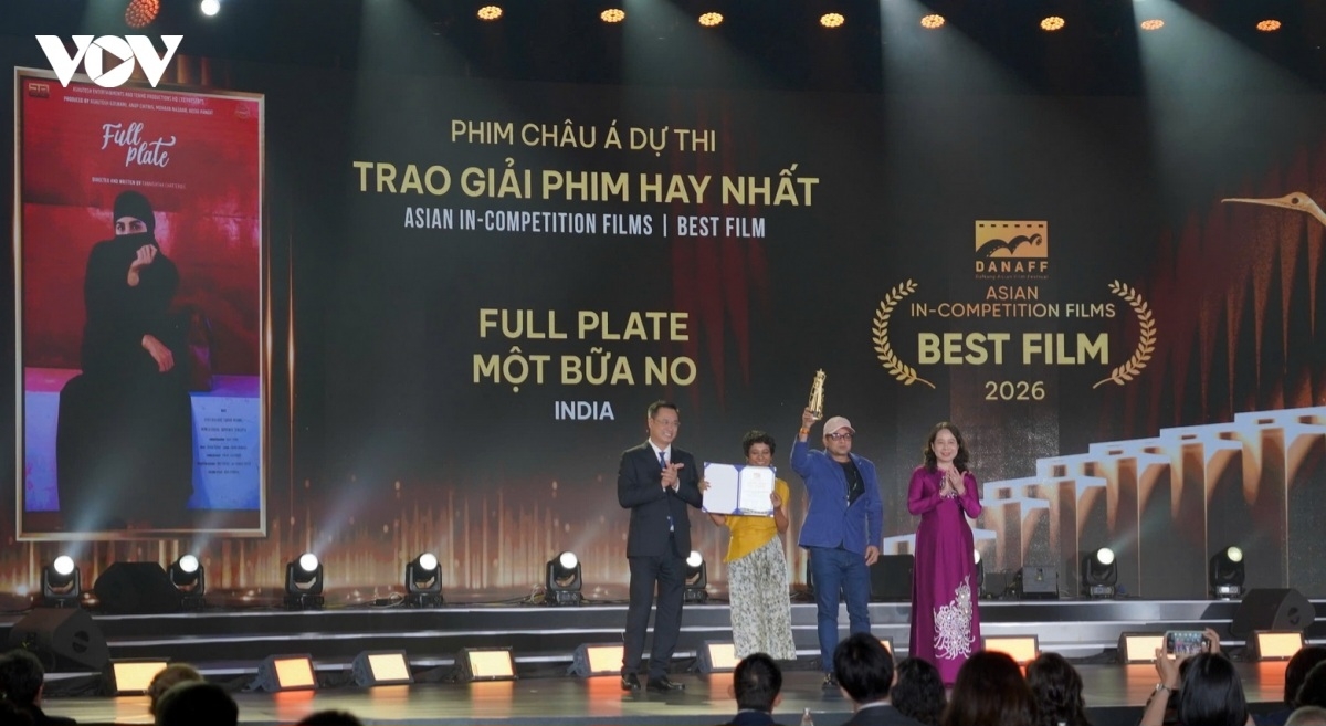 Vice President Vo Thi Anh Xuan (right) and Da Nang Party Committee Secretary Le Ngoc Quang (left) present the Best Asian Film Award.