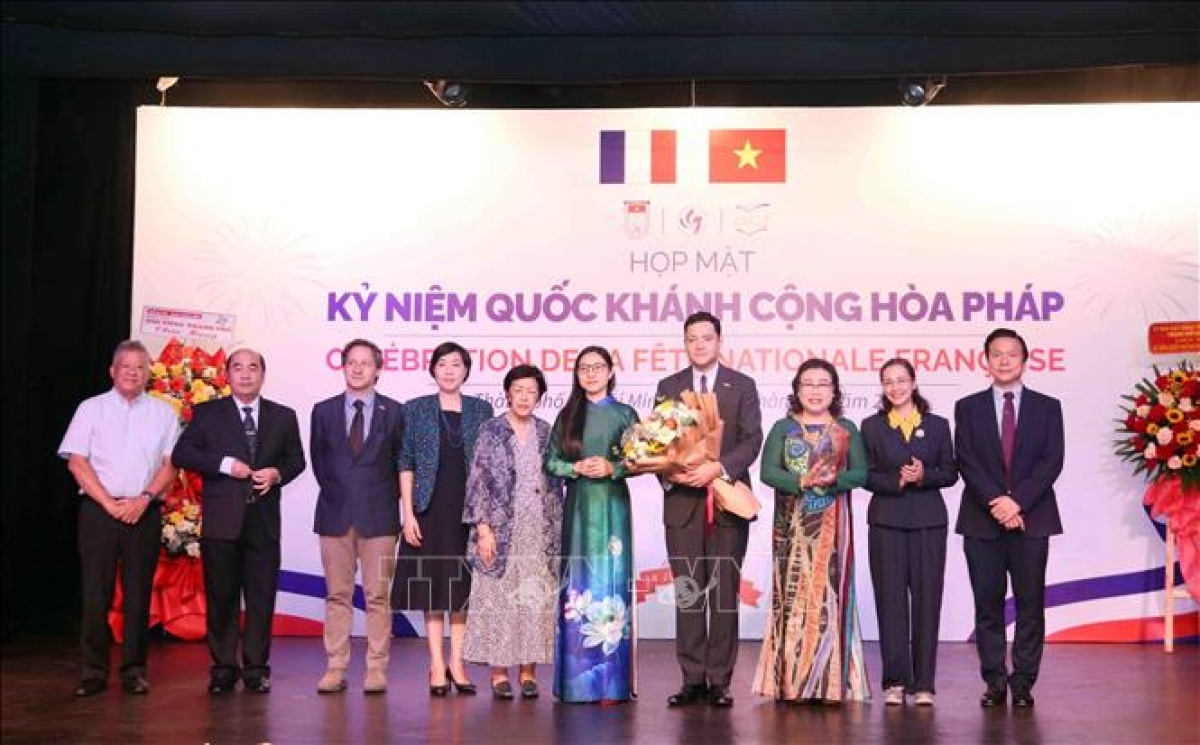 Lãnh đạo HUFO và IDECAF tặng hoa chúc mừng ổng Etienne Ranaivoson, Tổng Lãnh sự Cộng hòa Pháp tại TP Hồ Chí Minh. Ảnh: TTXVN