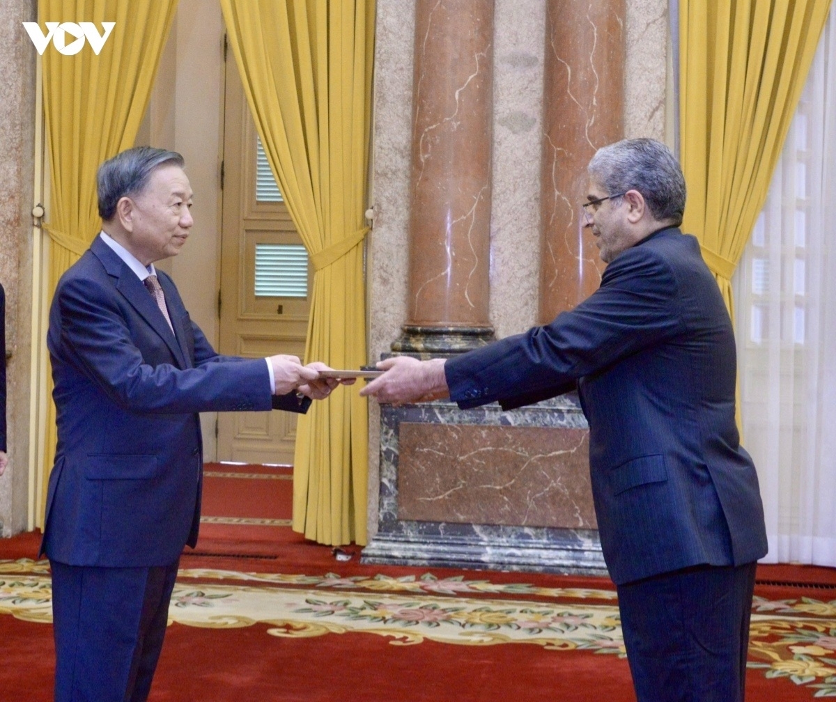 Iranian Ambassador Akbar Ghasemi Ali Abadi presents his credentials. (Photo: VOV)