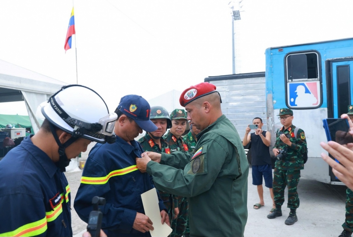 Lieutenant Colonel Raul Serrano Chacon from the Command of the Presidential Guard presented the first-class medal to the Vietnamese team and the second-class medal to its individual members on July 6, 2026. (Photo: Ministry of Defense)