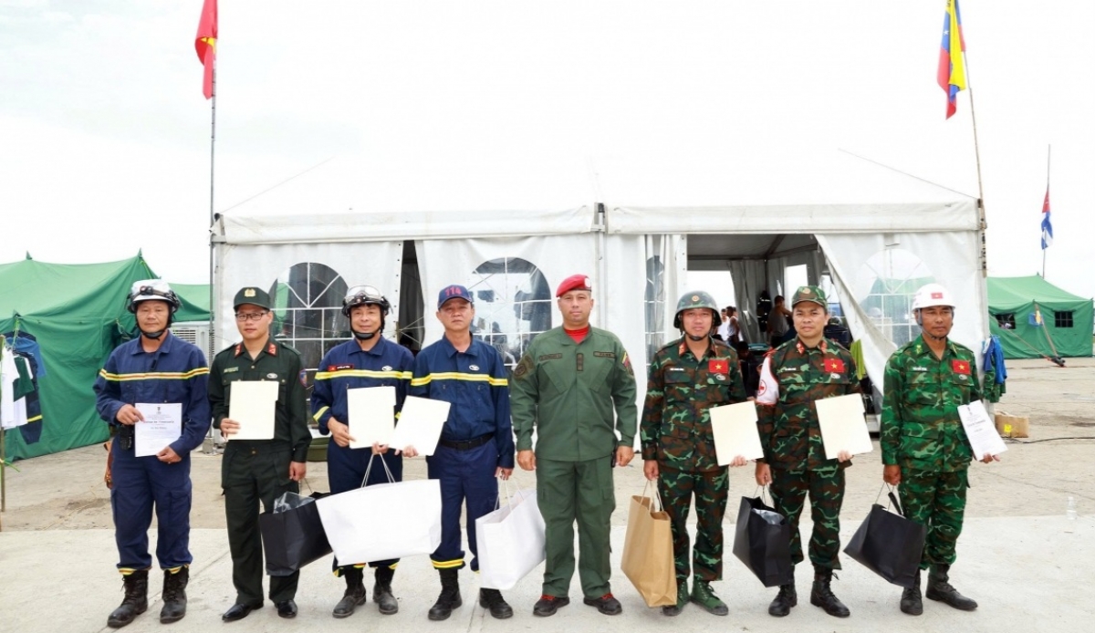 Representatives of the Vietnamese Rescue and Relief Delegation receive the prestigious honour from the Venezuelan government. (Photo: Ministry of Defense)