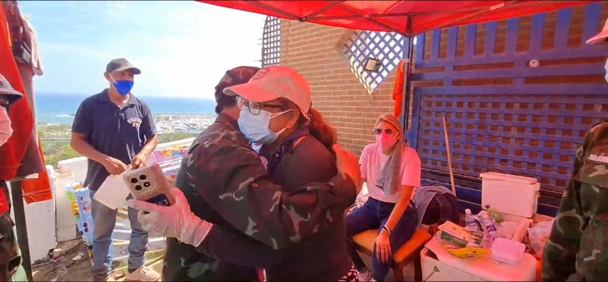 A Venezuelan mother thanks the Vietnamese team for finding her child. (Photo: People's Army Newspaper)