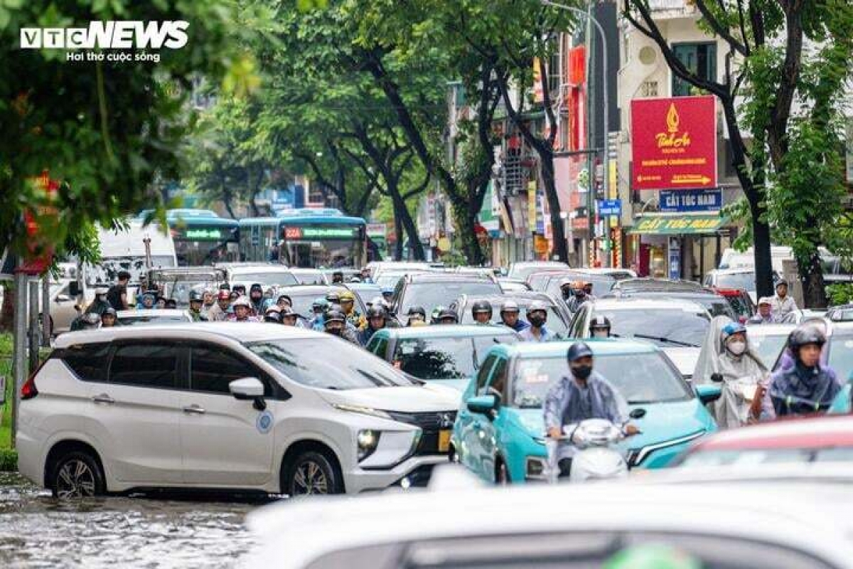 7月27日午前11時ごろ、ハノイで大雨が降り、多くの通りで冠水が発生し、市民の通行に影響が出た（写真：VTC News）