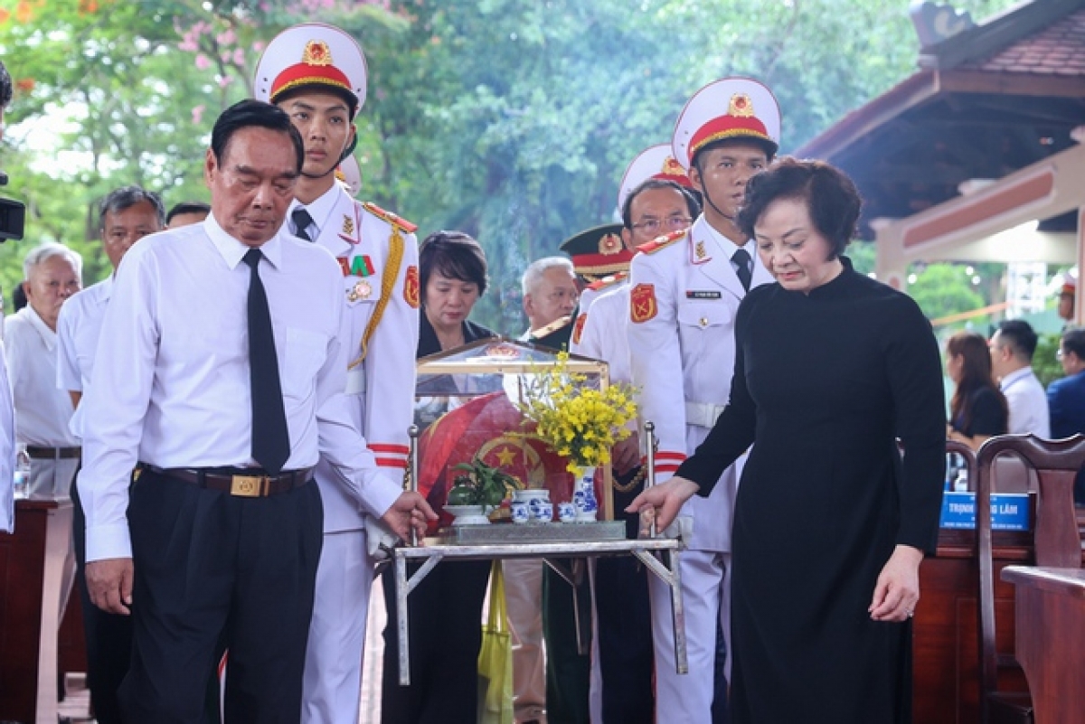 La viceprimera ministra Pham Thi Thanh Tra y otros delegados realizan la ceremonia de recuperación y traslado de los restos de los mártires. Foto: VGP/Nhat Bac