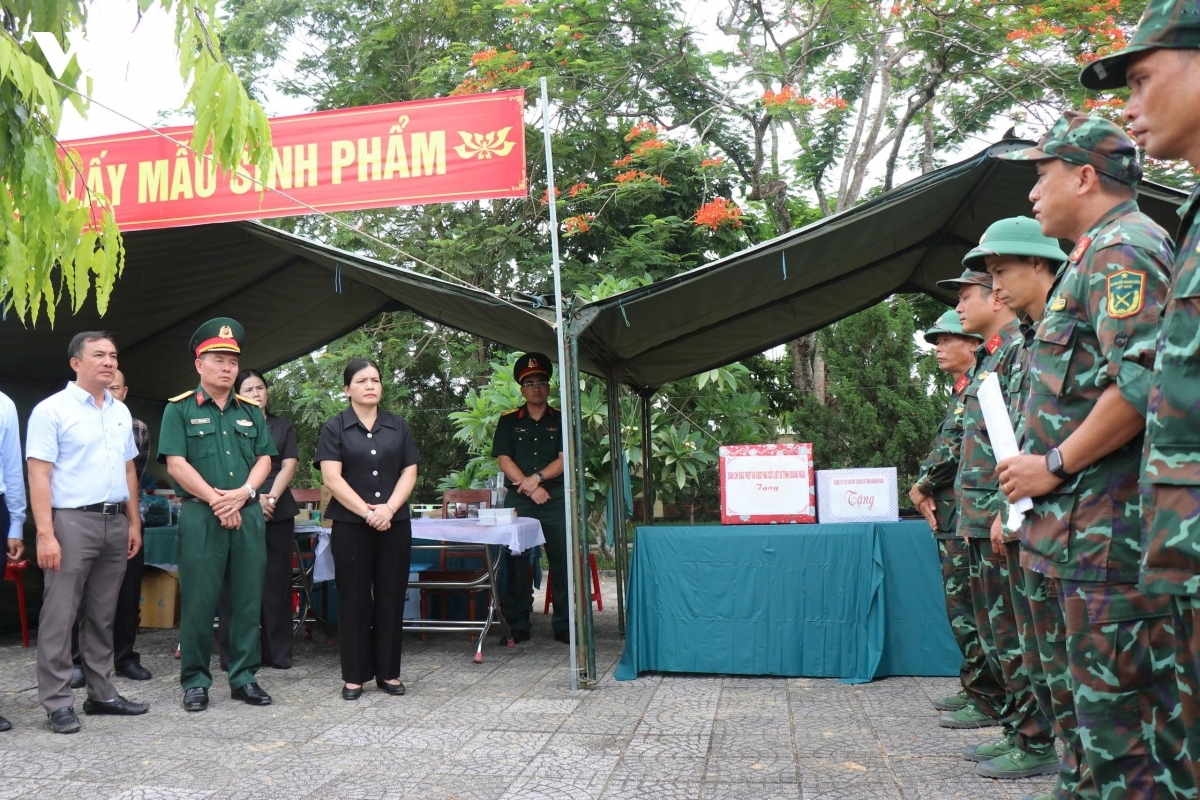 Quang Ngai's local authorities visit and encourage DNA sampling teams. (Photo: VOV)