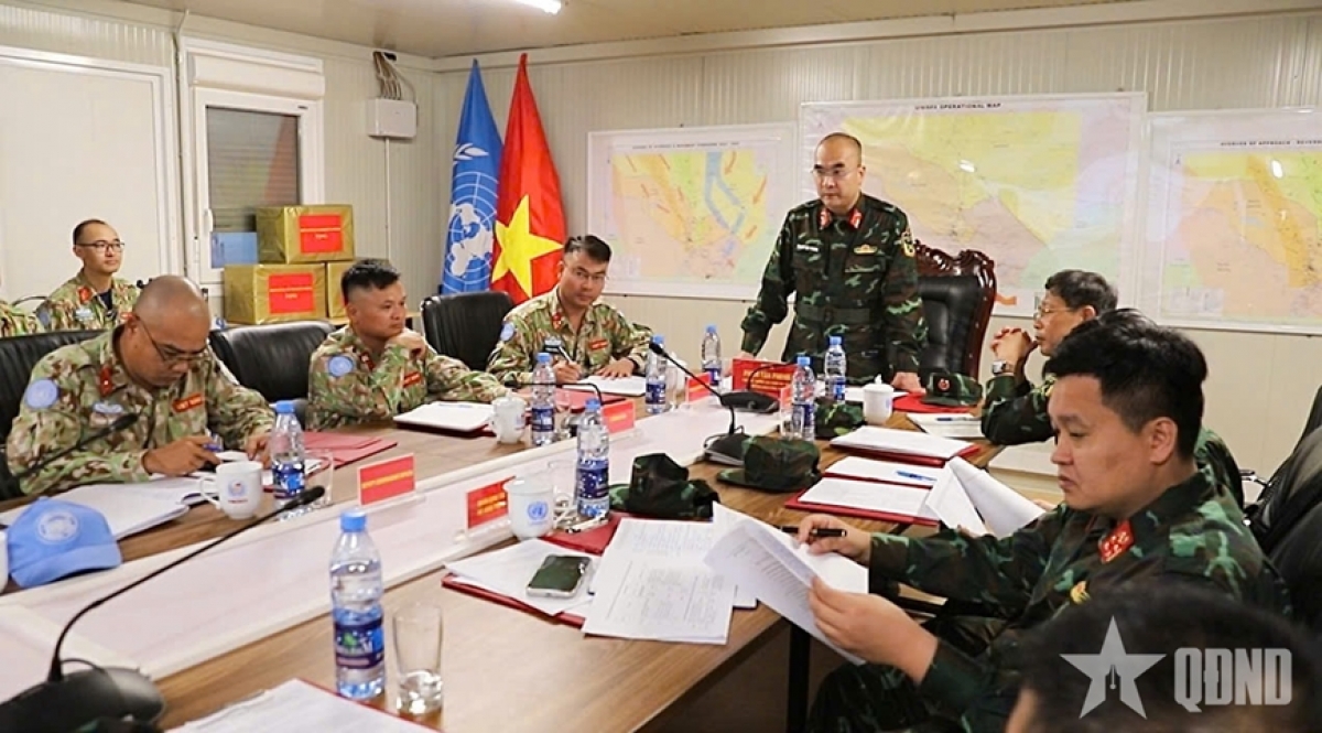 Colonel Pham Tan Phong, Head of the working group, chaired the briefing conference on tasks with Vietnamese forces at the UNISFA Mission. (Photo: People's Army Newspaper)